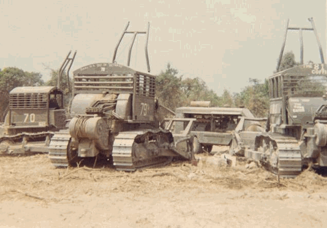 Máy xúc hạng nặng được quân đội Mỹ mang sang Việt Nam. Tuy nhiên đối mặt với mùa mưa ở miền Nam Việt Nam, các loại máy xúc này cũng "bất lực". Nguồn ảnh: Thearchive.