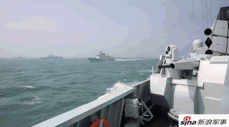 Lớp vũ khí đánh chặn cuối cùng trên Type 052D là tổ hợp pháo tự động H/PJ17 cỡ nòng 30mm điều khiển bằng tay. Đây là một vũ khí khá quan trọng trong những cuộc cận chiến cự ly gần của các tàu Trung Quốc. Nguồn ảnh: Sina. 