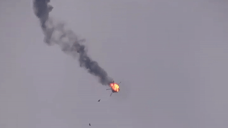 Chiếc trực thăng Mi-17 biến thành quả cầu lửa khi rơi thành nhiều mảnh. Nguồn ảnh: Twitter.