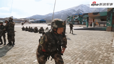 Trong đó, kỹ năng đột nhập trong môi trường tác chiến đô thị được đề cao một cách rõ nét do nhận định về việc tác chiến đô thị sẽ là "xu thế" của gần như mọi cuộc xung đột trong thế kỷ 21 này. Nguồn ảnh: Sina.