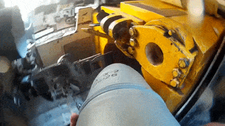 Ngoài ra, nạp đạn tự động cũng sẽ rất tốn thời gian để nạp từng viên đạn và liều phóng vào vòng đạn dự phòng. Khi bắn hết 22 viên nạp đạn tự động, xe sẽ cần rút lui để nạp lại đạn. Nguồn ảnh: Gify.