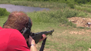 Một trong những nhược điểm đầu tiên chính là cơ chế bắn rất cồng kềnh và phức tạp của nó với bộ phận khoá nòng được bẻ gập lại 90 độ khi giật ngược về phía sau. Nguồn ảnh: Rifle.