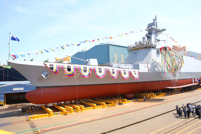 Được thiết kế và đóng mới bởi hai tập đoàn đóng tàu nổi tiếng nhất Hàn Quốc đó là Daewoo và Hyundai, các khinh hạm lớp Daegu có độ giãn nước tối đa 3500 tấn khi nổi, dài 122 mét, lườn rộng 14 mét và mớm nước 4 mét. Nguồn ảnh: Chosul.