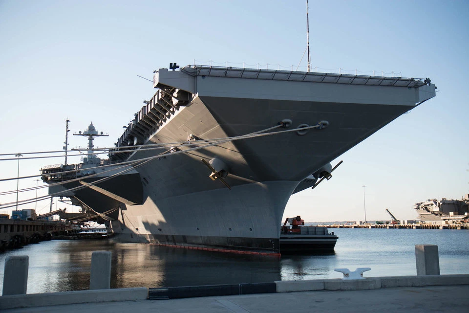 Đặt chân lên tàu sân bay hạt nhân lớn nhất thế giới