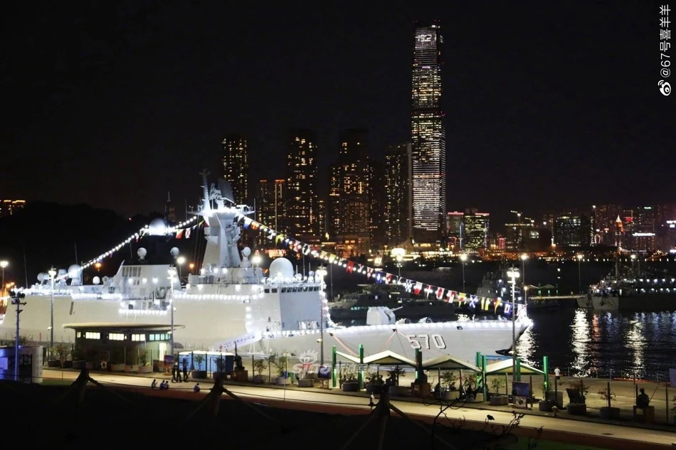 Điểm mặt tàu chiến Trung Quốc đang ở Hong Kong
