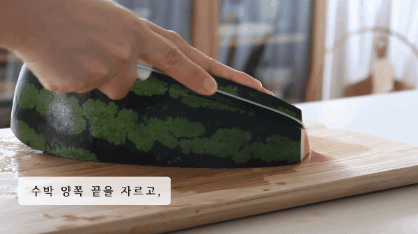 Chúc bạn thành công với cách bổ dưa hấu cực hay này!