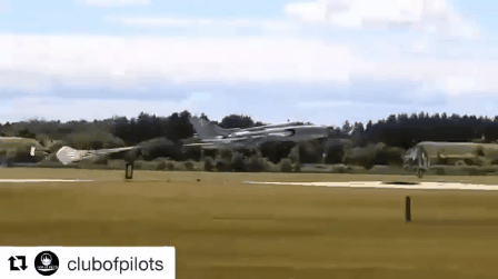 Kiểu hạ cánh bằng dù hãm đã xuất hiện trên những tiêm kích phản lực thế hệ đầu tiên. Kiểu hạ cánh này tỏ ra cực kỳ hiệu quả và kể cả khi chiếc tiêm kích phải thay dù mới sau mỗi pha hạ cánh, chi phí dành cho việc thay dù vẫn rẻ hơn nhiều so với việc bảo dưỡng phi cơ sau khi nó phải sử dụng phanh ở càng đáp để hãm tốc độ lại. Nguồn ảnh: Sina.