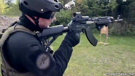 Bằng cách kẹp súng vào chân, người lính có thể nạp lại đạn một cách đơn giản chỉ cần một tay. Nguồn ảnh: Freegif.