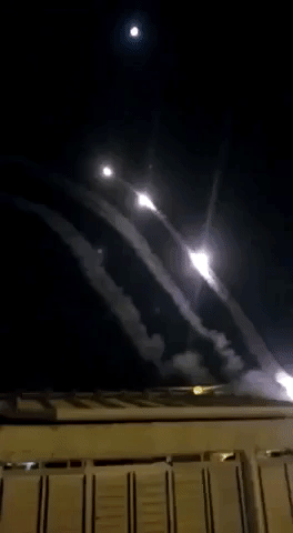 "Toàn bộ hệ thống báo động đã được kích hoạt bởi một loạt đạn súng máy được bắn ra ở dải Gaza chứ không phải là do tên lửa của phía Palestine" - Người phát ngôn của Bộ Quốc phòng Israel cho biết. Hình ảnh các tên lửa của "Vòm Sắt" được bắn đi trong báo động giả, mỗi tên lửa có giá trị vào khoảng 50.000 USD. Nguồn ảnh: RT.