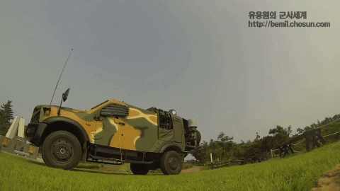 Cả hai nước nắm quyền kiểm soát những khu vực khác nhau trong vùng Jammu và Kashmir, nhưng hai bên vẫn ra tuyên bố có chủ quyền với toàn bộ vùng Jammu và Kashmir. Căng thẳng giữa Ấn Độ và Pakistan cũng đã làm bùng phát hai cuộc chiến ở vùng Kashmir.