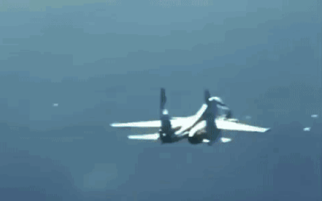 Theo báo cáo từ phương tiện truyền thông Nga, trích dẫn nguồn tin quân sự ở Syria, máy bay chiến đấu Su-35 của nước này đã khẩn trương cất cánh từ căn cứ không quân Hmeimim để làm nhiệm vụ.