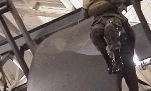 Trước kia, học viên nhảy dù phải học kỹ năng nhảy dù với những thiết bị mô phỏng thực tế có độ nguy hiểm khá lớn, gây ra nhiều thương vong ngay trong quá trình huấn luyện người lính. Nguồn ảnh: Sina.