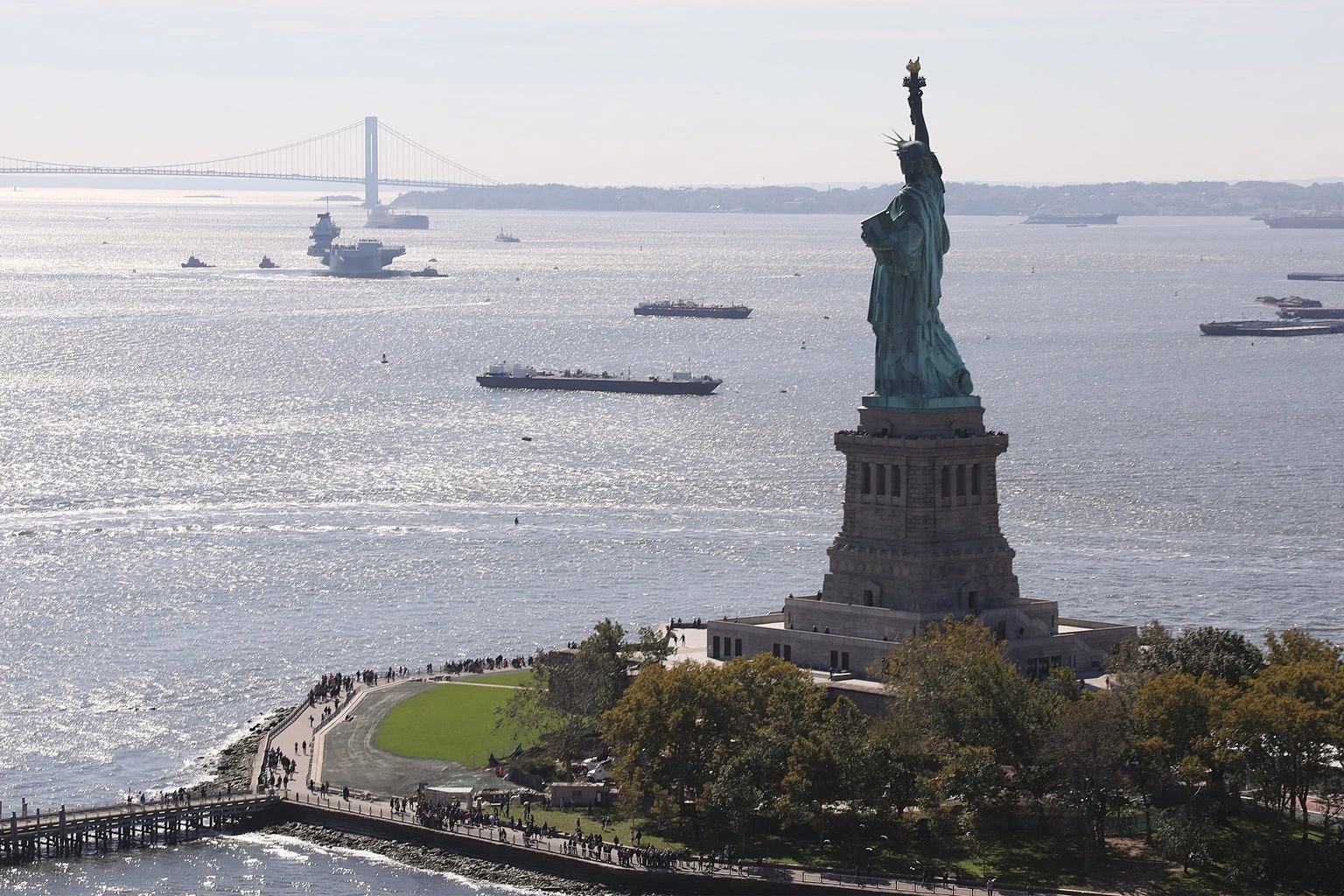 Siêu tàu sân bay 70.000 tấn của Anh tới chân Nữ Thần Tự Do