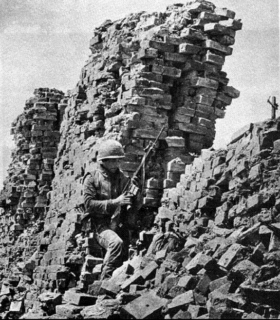 Trước kháng cự quyết liệt của ta, kế hoạch chiếm lại Thành cổ Quảng Trị của quân đội Mỹ - ngụy Sài Gòn đã kéo dài tới 3 tháng... so với mốc thời 2 tuần mà chúng đặt ra. Nguồn ảnh: Pinterest.