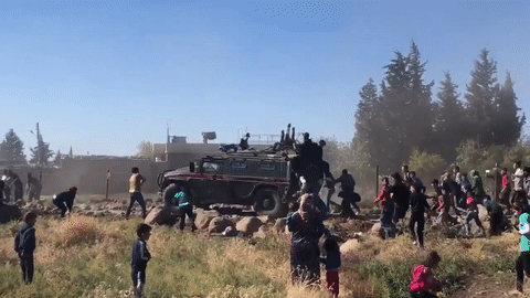 Nhưng điều đáng ngạc nhiên là không chỉ có Thổ Nhĩ Kỳ, cảnh sát quân sự (quân cảnh) Nga cũng là đối tượng mà người Kurd trút sự giận dữ của mình vào.