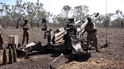 Hiện tại phiên bản M777A2 đang là bản hiện đại nhất của khẩu lựu pháo M777. Phiên bản cải tiến tiếp theo mang tên M777ER dự kiến sẽ sử dụng nòng dài hơn - gấp 52 lần đường kính nòng và có khả năng bắn với khoảng cách tối đa 70 km hiện vẫn đang được phát triển và chưa hoàn thiện. Nguồn ảnh: Sina.