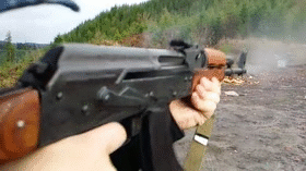 Vậy nên, đánh giá AK-47 là khẩu súng kém vì nó có độ chính xác cao cũng như việc chê một chiếc xe sedan có khả năng chở hàng kém vậy, đơn giản là vì xe sedan vốn ra đời không để chở hàng và AK-47 không được ra đời để bắn chính xác như một súng trường bắn tỉa, và những gì AK-47 đang làm được hiện tại đều đã khiến người lính trên chiến trường cảm thấy thỏa mãn. Nguồn ảnh: Img.