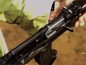 Độ giật lớn, độ dơ giữa các linh kiện lớn cũng là vấn đề khiến AK-47 ngày càng trở nên không phù hợp trong lối tác chiến hiện đại. Với các loại vũ khí hiện đại có tầm bắn xa và hiệu quả cao khi được trang bị với kính ngắm hỗ trợ, AK-47 rõ ràng là lép vế hơn rất nhiều. Nguồn ảnh: Colt10mm.