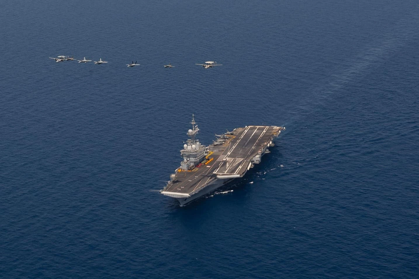 Tàu sân bay duy nhất của Pháp kéo vào biển Đỏ tập trận