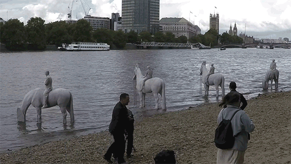 Công trình điêu khắc bốn con ngựa đá nằm bên bờ sông Thames rất thu hút khách du lịch đến xem công trình này bị nước thủy triều nuốt chửng từ từ.