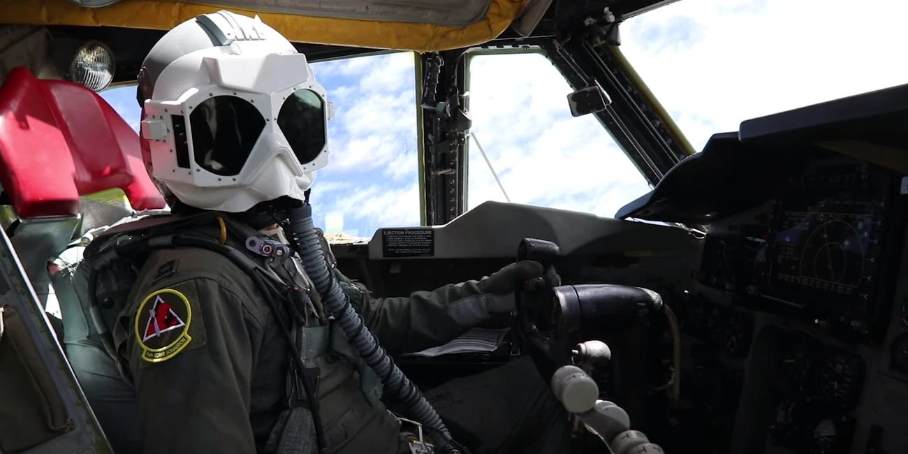 Phi công B-52 hóa "người ngoài hành tinh" khi ném bom hạt nhân