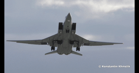 Cận cảnh máy bay Tu-22M3 xoè cánh rộng tối đa khi cất cánh. Khi đạt độ cao nhất định, Tu-22M3 sẽ cụp cánh để đạt tốc độ vượt siêu âm. Nguồn ảnh: Khmelik.