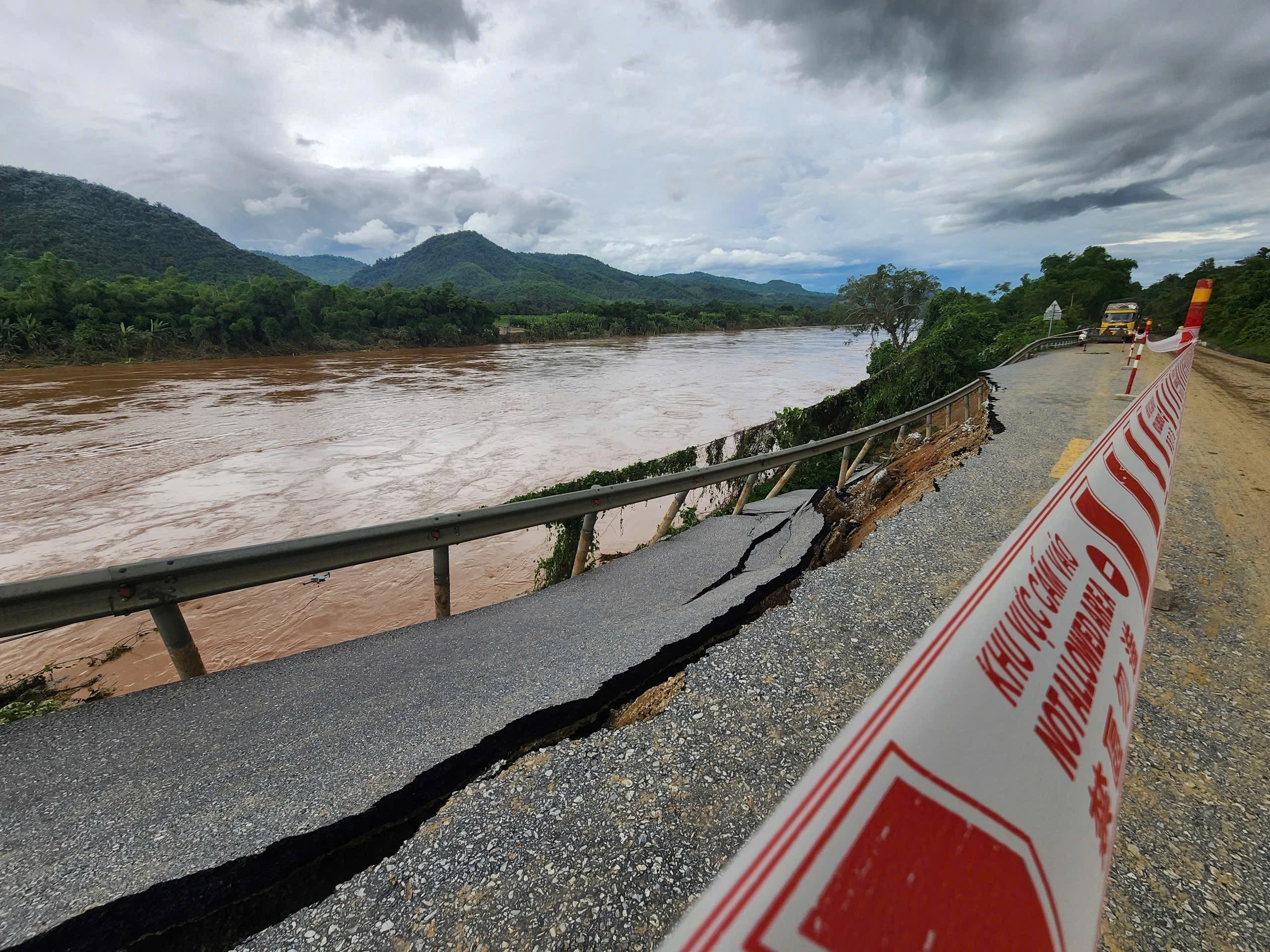 Quốc lộ 7 ở Nghệ An bị lũ dữ “ăn sâu” vào nền đường