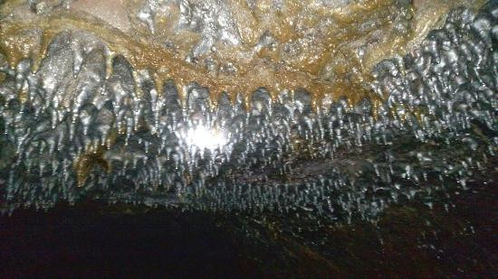 Khi những dòng dung nham này tiến lên, chúng nguội dần từ ngoài vào trong, điều này tạo ra lớp vỏ cứng xung quanh dòng chảy, giúp bảo vệ dung nham khỏi bị nguội quá nhanh. Theo thời gian, lớp vỏ bảo vệ này dày lên và hạn chế dòng chảy vào một ống dẫn hình bầu dục hoặc tròn được gọi là ống dung nham.