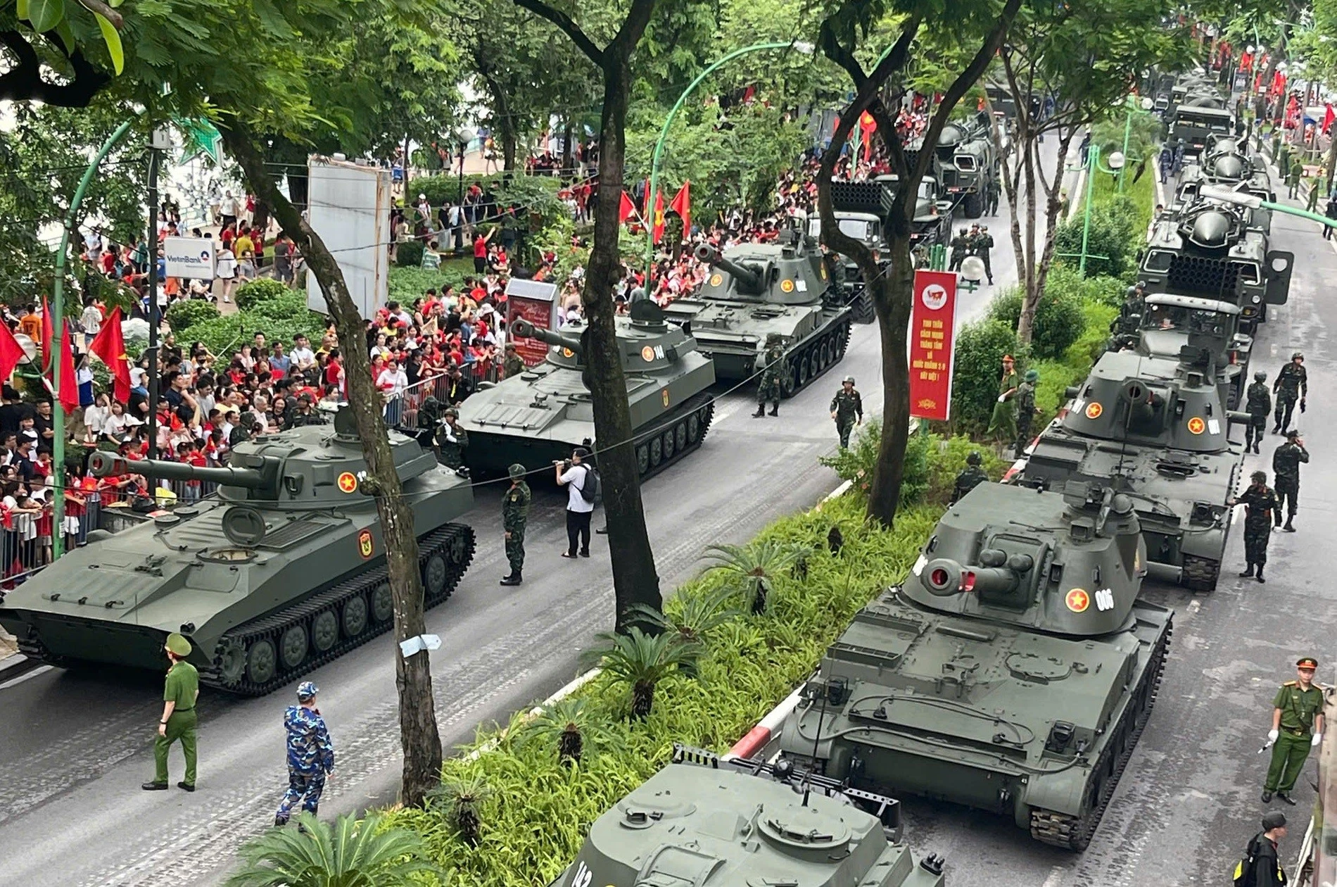 Ngắm dàn khí tài diễu binh hùng tráng từ trên cao
