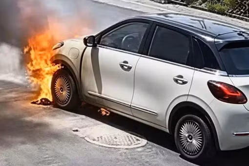 Xe ôtô điện giá rẻ Wuling Bingo tự bốc cháy khi dừng đỗ trên đường
