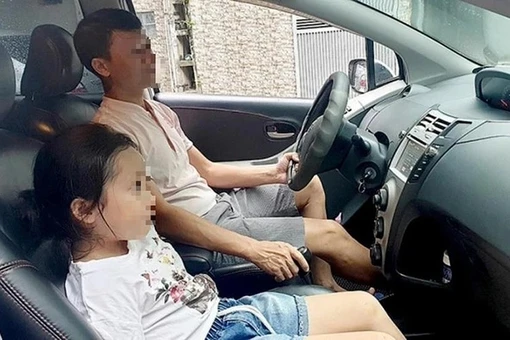 Trẻ em ngồi ghế trước ôtô, tài xế có thể bị phạt tới 1 triệu đồng
