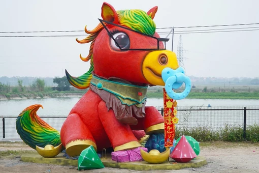 Linh vật ngựa đầu tiên Tết Bính Ngọ chính thức lộ diện