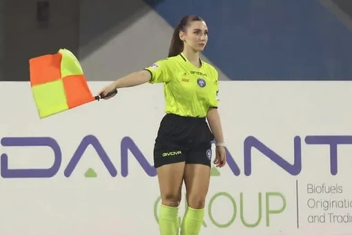 Khán giả đổ xô xem giải hạng 5 chỉ vì nữ trọng tài có visual quá xinh