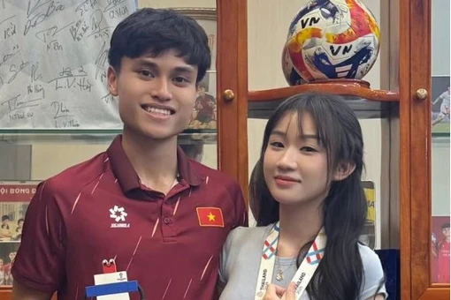 Bạn gái TikToker nổi tiếng của tiền vệ U23 Việt Nam là ai?