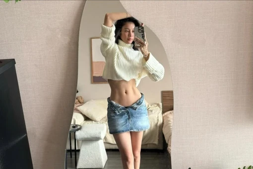 Gái xinh 'vũ trụ phim VFC' vén áo khoe cơ bụng trước gương miễn chê