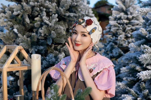 “Người đẹp không tuổi” Giáng My khoe ảnh Giáng sinh, nhan sắc U55 miễn chê