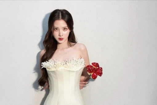 “Ngọc nữ” Thái Lan Baifern Pimchanok khoe bộ váy lấy cảm hứng từ cây nấm