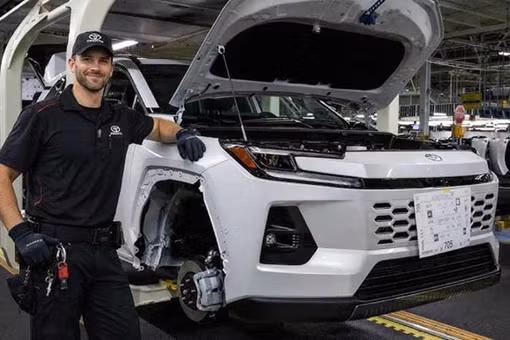 Vì sao Toyota RAV4 bị cắt giảm sản lượng dù bán "đắt như tôm tươi"?