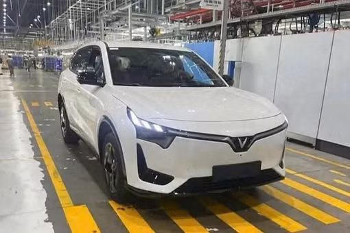 Xe SUV mới của VinFast lộ diện không che tại nhà máy ở Hải Phòng