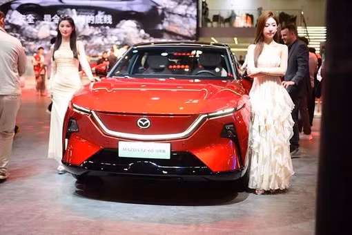 Mục sở thị Mazda CX-6e phiên bản Bính Ngọ giá chỉ từ 489 triệu đồng