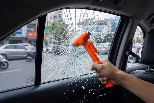 Đề xuất từ chối đăng kiểm với xe thiếu búa phá kính, lắp sai biển số