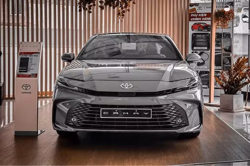 Toyota Camry HEV giảm tới 140 triệu đồng, giá bán ra từ 1,32 tỷ đồng