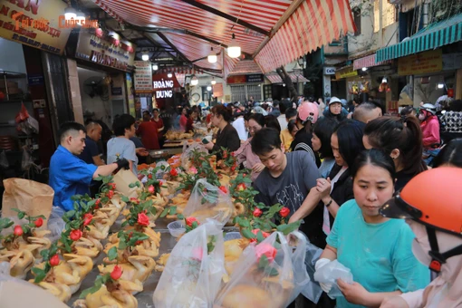 Người Hà Nội 'thức cùng trời sáng' xếp hàng mua gà ngậm bông hồng giá 'khủng'