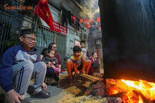 Người Hà Nội thức xuyên đêm gói bánh chưng, giữ gìn nét Tết truyền thống