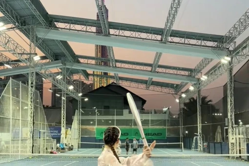 Hoa hậu Lương Thùy Linh gây chú ý khi diện áo dài ra sân tennis