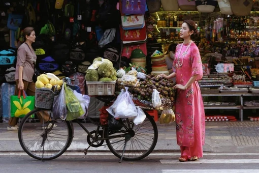 “Gái xinh vũ trụ VFC” xúng xính áo dài, thả dáng giữa phố Sài Gòn