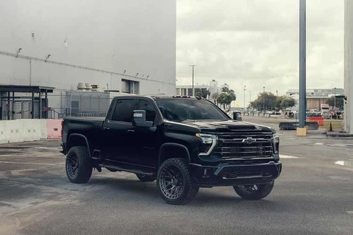 Chevrolet Silverado 2500HD Z71 phong cách "hiệp sĩ bóng đêm" với mâm Vossen