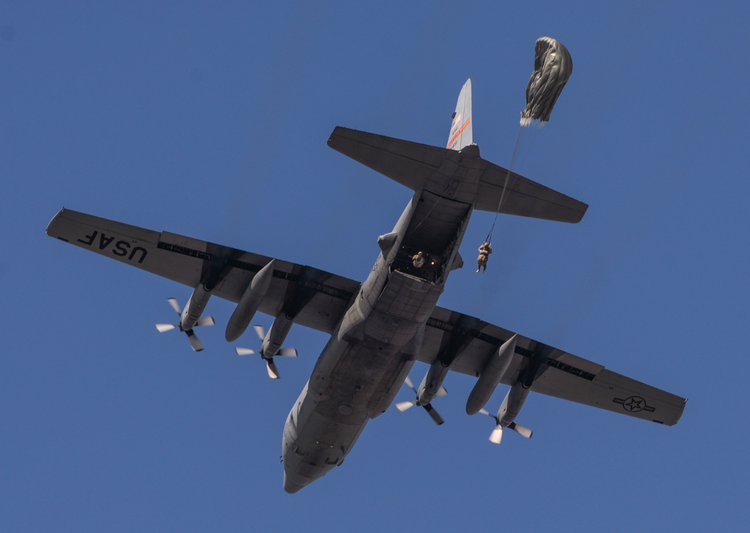 Конечно, есть явный прецедент, когда C-130 сбрасывали массивные бомбы, как старые, так и новые, из своих массивных танков. BLU-82 Daisy Cutter сбрасывался с C-130, в первую очередь, для расчистки зон приземления. Массивная бомба класса «воздух-земля», известная как GBU-43 Mother Of All Bombs (MOAB), используется и сегодня, и она также использовалась на C-130 с разрушительными результатами в Афганистане в 2017 году. Так что насчет сверхтяжелого бронебойного оружия, такого как GBU-57 Massive Ordnance Penetrators (MOP), с чем справится C-130? Фото: @AF.mil. 6-5016.png