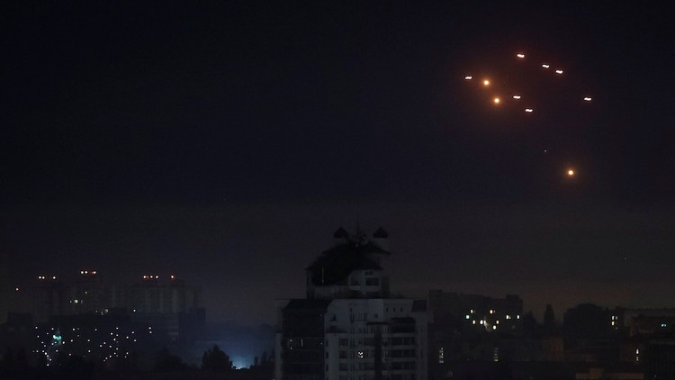 O Ministério da Defesa da Rússia confirmou que seus sistemas de defesa aérea abateram um total de 26 drones ucranianos durante a noite, 15 dos quais foram interceptados sobre a região de Rostov. Os destroços caíram sobre diversas áreas residenciais, danificando telhados e fachadas de pelo menos sete prédios. 3-anh-wikipedia-7765.jpg