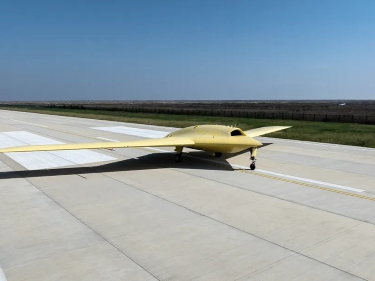 Von hinten aufgenommene Bilder zeigen das Flugzeug im Start- oder Landemodus, mit ausgefahrenem Fahrwerk, weit geöffneten Türen und ausgefahrenen B-2-Split-Roof-Klappen. Der Rumpf ist einteilig mit einem breiten, flachen Mittelteil, was auf eine zweimotorige Konstruktion schließen lässt, obwohl die niedrige Auflösung es schwierig macht, Details zu erkennen. 2-anh-wikipedia-8164.jpg